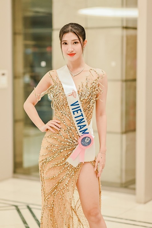 Phuong Nhi len do goi cam, dep lan at dan thi sinh Miss International