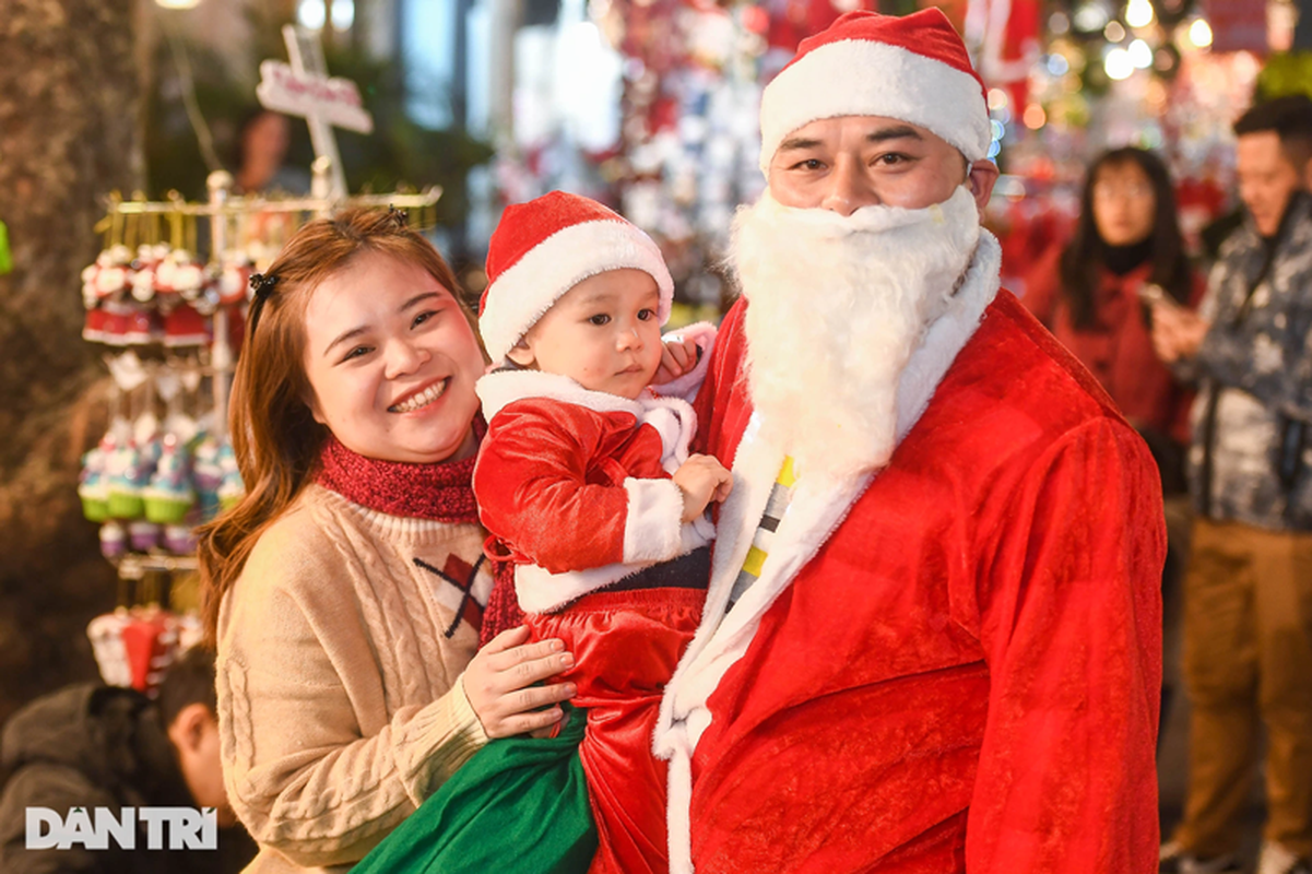 Ha Noi: Nguoi dan chen nhau chup anh, pho Hang Ma un tac keo dai-Hinh-4