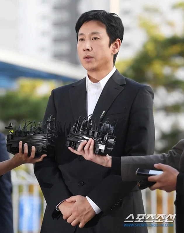 Lee Sun Kyun “co tat ca” truoc khi dinh be boi, qua doi-Hinh-13