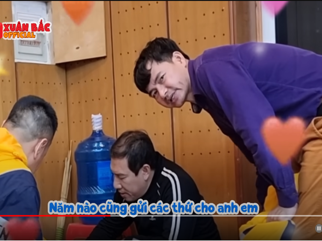 Hoai Linh tang qua cho dan nghe si dong Tao quan 2024-Hinh-3