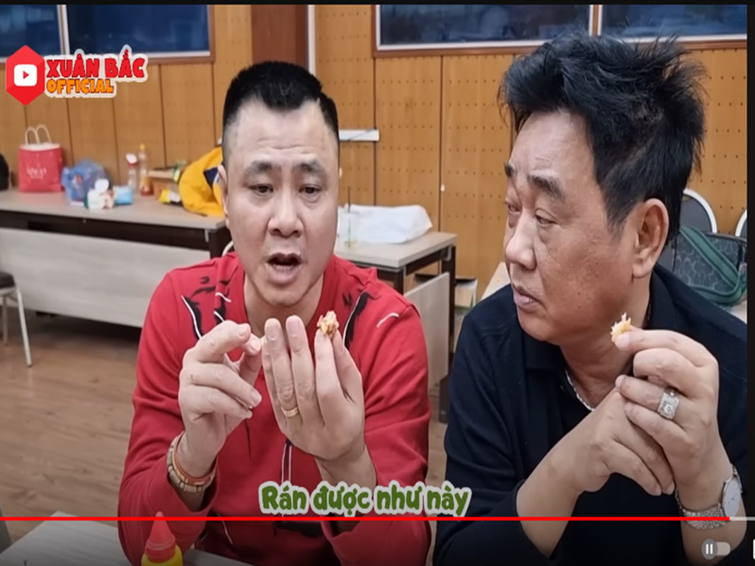 Hoai Linh tang qua cho dan nghe si dong Tao quan 2024-Hinh-5