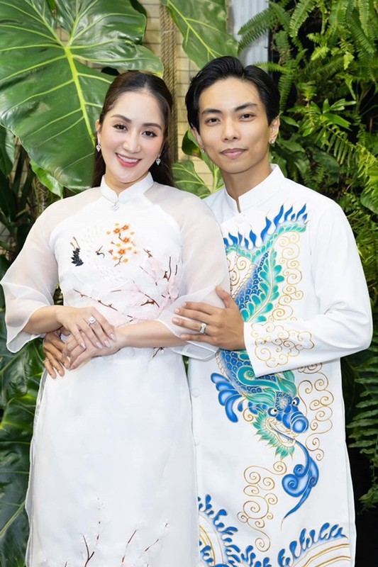 View - 	Khánh Thi được chồng trẻ mua tặng trang sức kim cương cận Tết