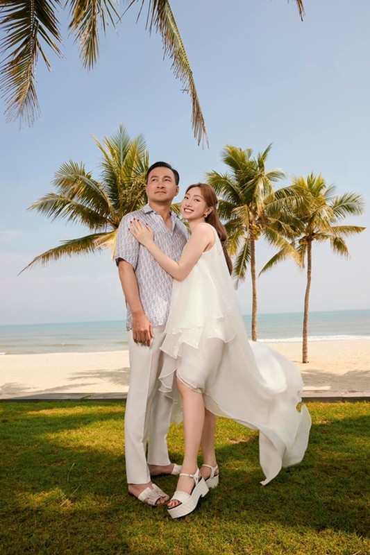 Anh dep nhu tranh ve cua Chi Bao ben vo 3 kem 16 tuoi-Hinh-2