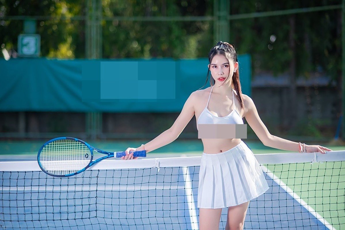 Hot girl mac thieu vai, khoe vong mot tren san tennis-Hinh-2