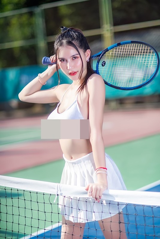 Hot girl mac thieu vai, khoe vong mot tren san tennis