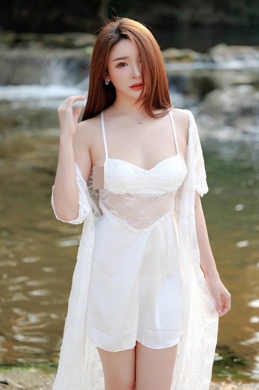 Nguong chin mat truoc hot girl dien vay mong tang, di tam suoi