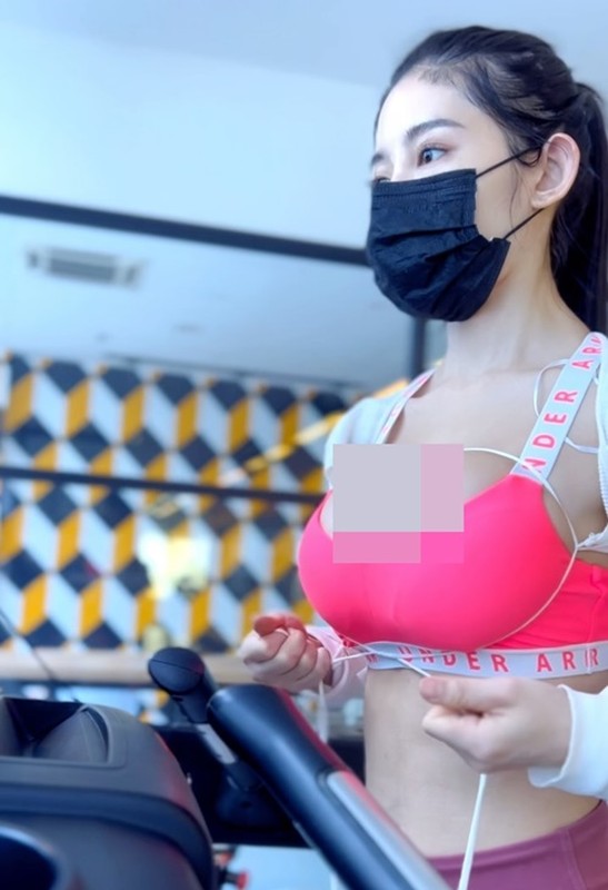 View - 	Hot girl siêu vòng 1 thản nhiên chỉnh áo ngực trên tàu điện