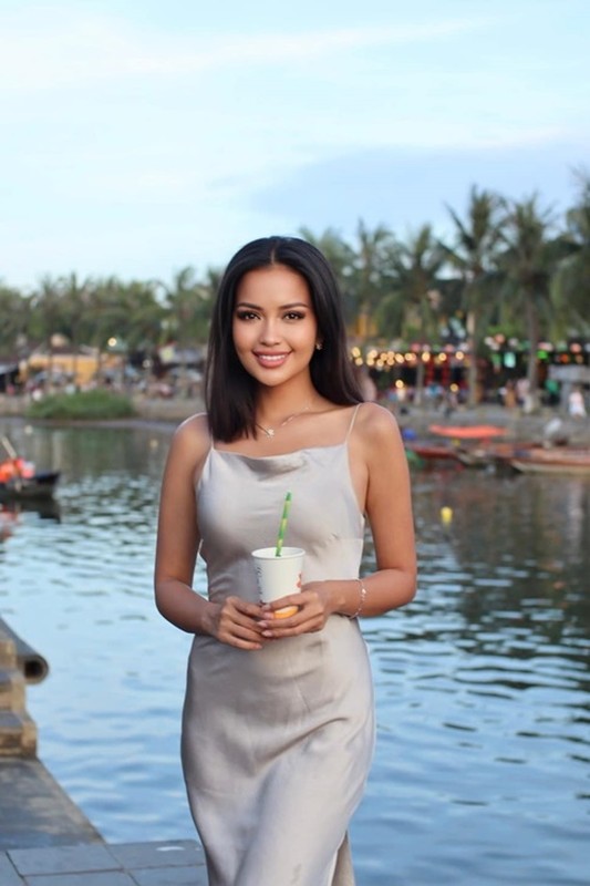 View - 	Bùi Quỳnh Hoa và loạt mỹ nhân Việt vướng ồn ào học vấn
