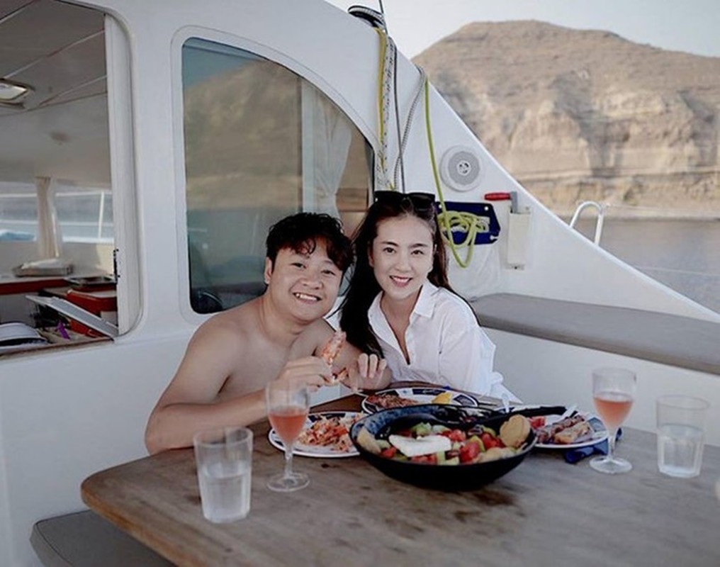 View - 	Ảnh ngọt ngào của MC Mai Ngọc và chồng thiếu gia trước ly hôn