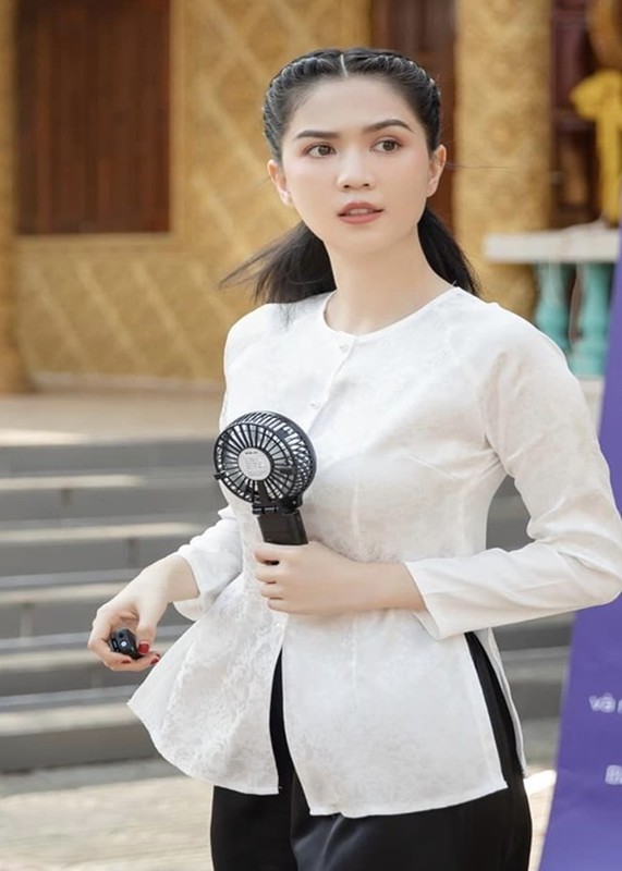 Ngoc Trinh noi bat du mac gian di ve que nha lam tu thien-Hinh-2