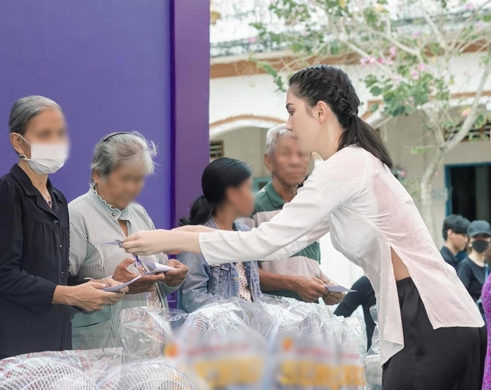 Ngoc Trinh noi bat du mac gian di ve que nha lam tu thien-Hinh-3