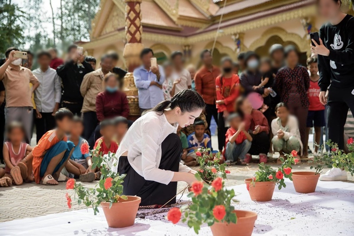 Ngoc Trinh noi bat du mac gian di ve que nha lam tu thien-Hinh-8