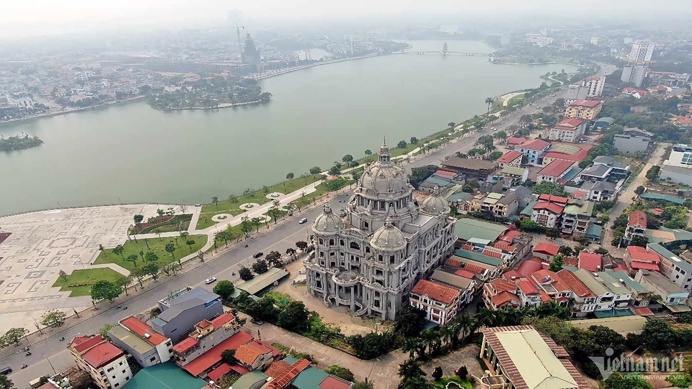 Lau dai nguy nga tren khu dat 