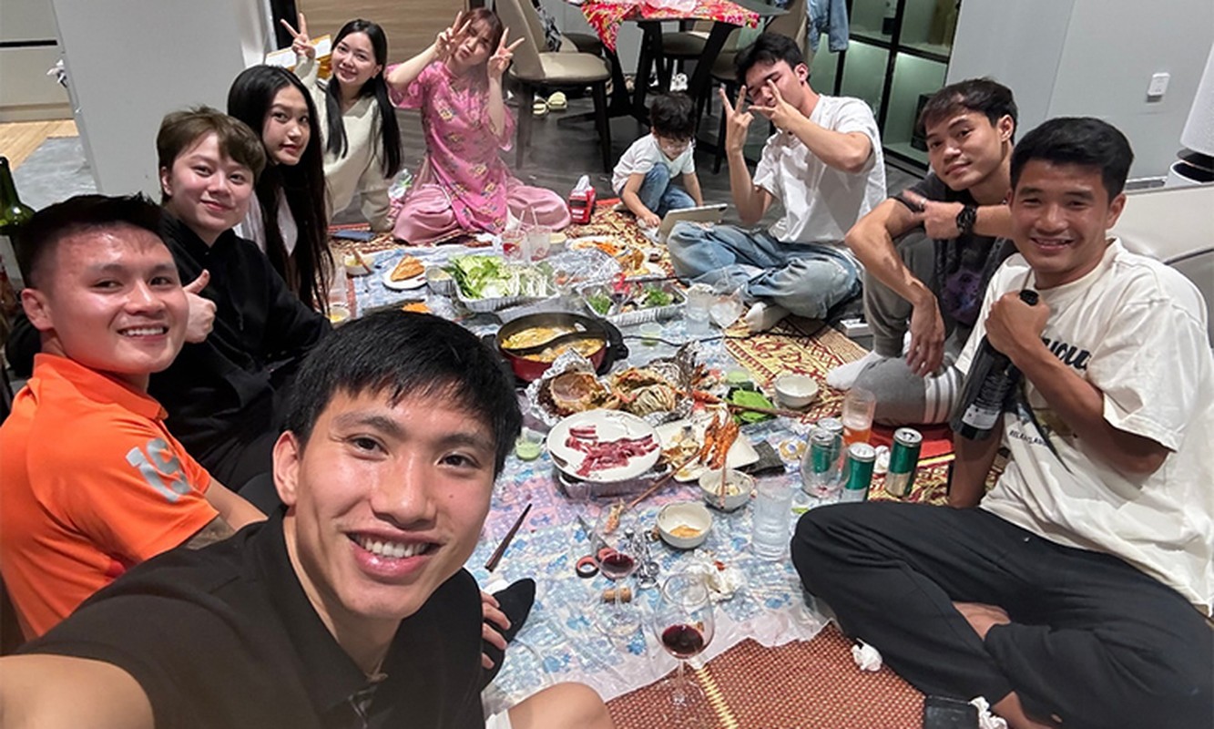 View - 	Tình bạn của Hòa Minzy với dàn cầu thủ Việt