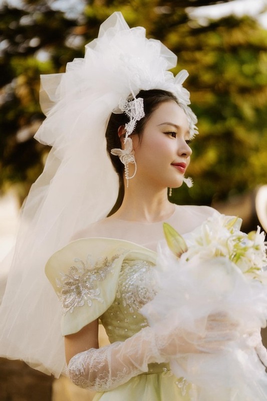View - 	Diễn viên Midu lộ nhẫn cầu hôn hậu trường chụp ảnh cưới