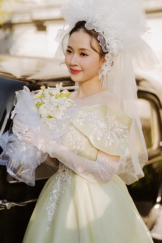 View - 	Diễn viên Midu lộ nhẫn cầu hôn hậu trường chụp ảnh cưới