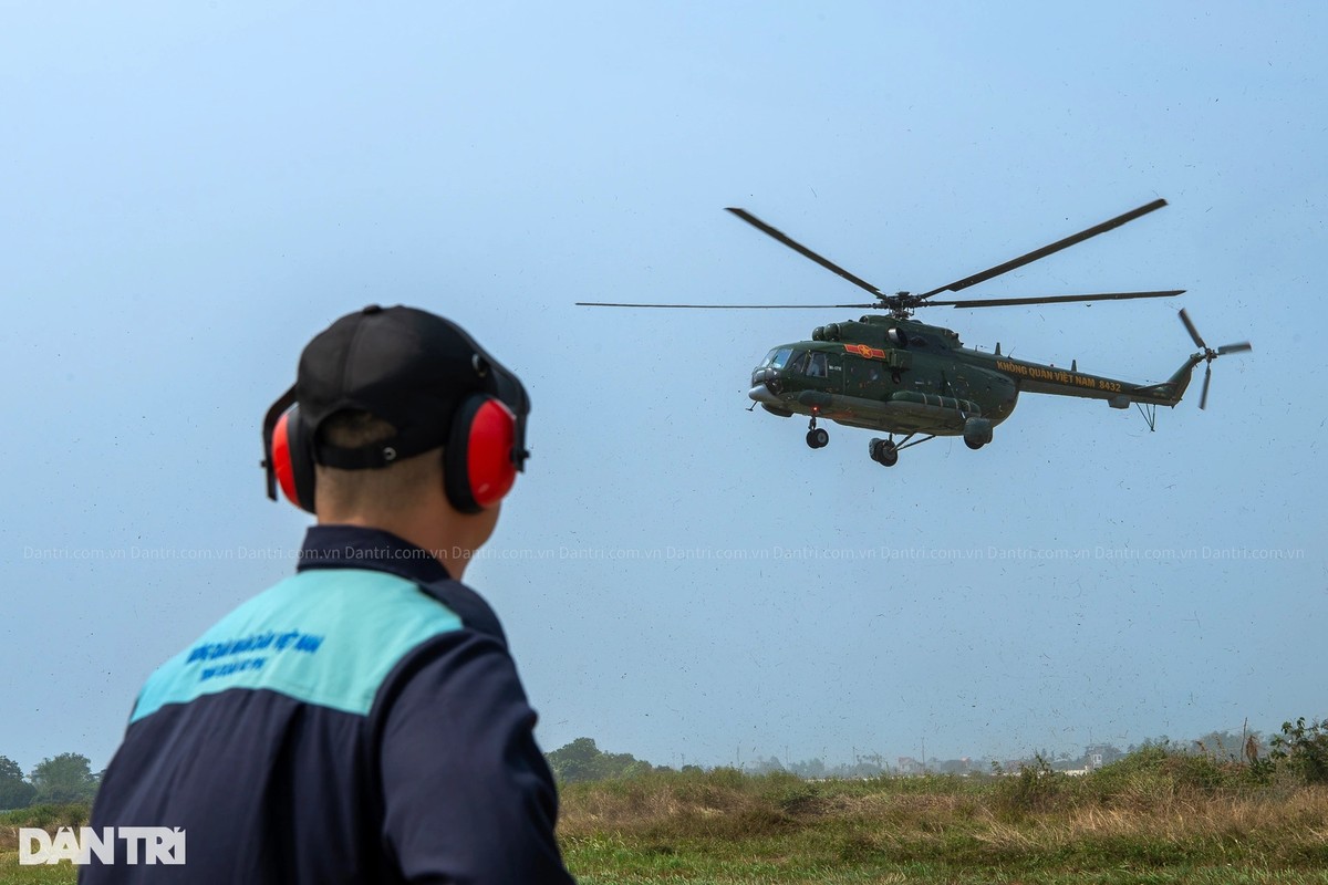 View - 	Dàn trực thăng của Không quân Việt Nam hạ cánh ở Điện Biên