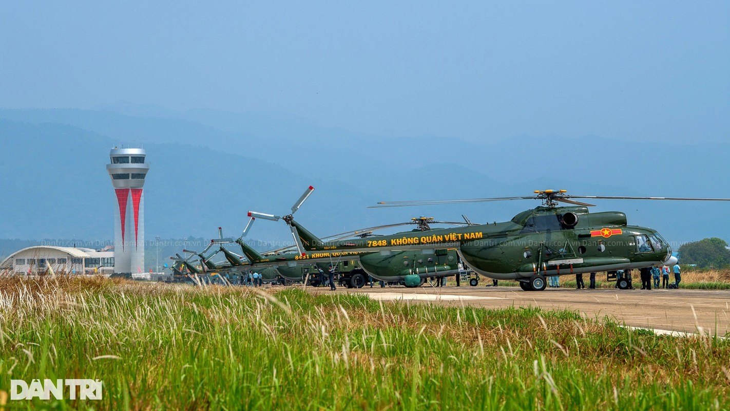 View - 	Dàn trực thăng của Không quân Việt Nam hạ cánh ở Điện Biên
