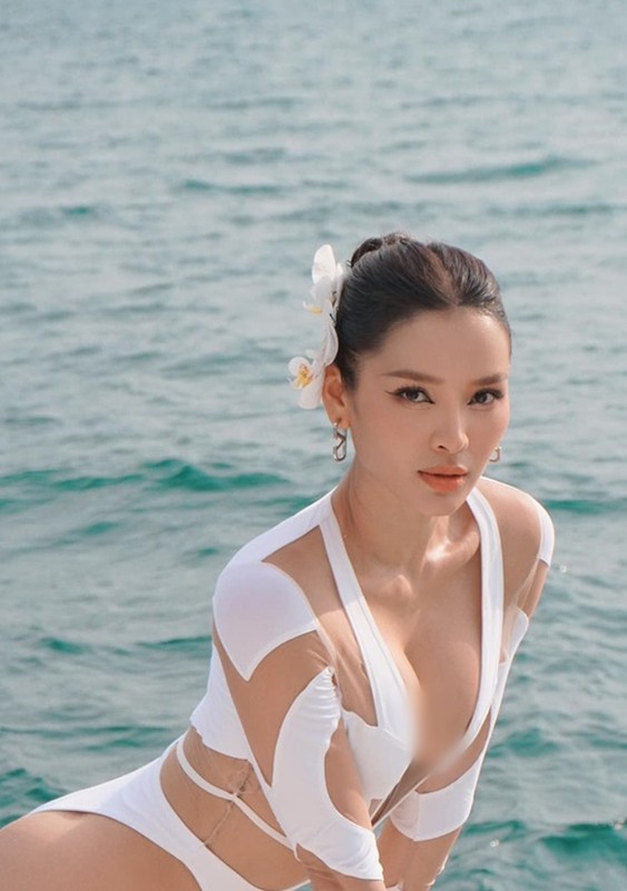 View - 	Phương Trinh Jolie diện bikini khoe dáng nóng bỏng hậu nâng ngực