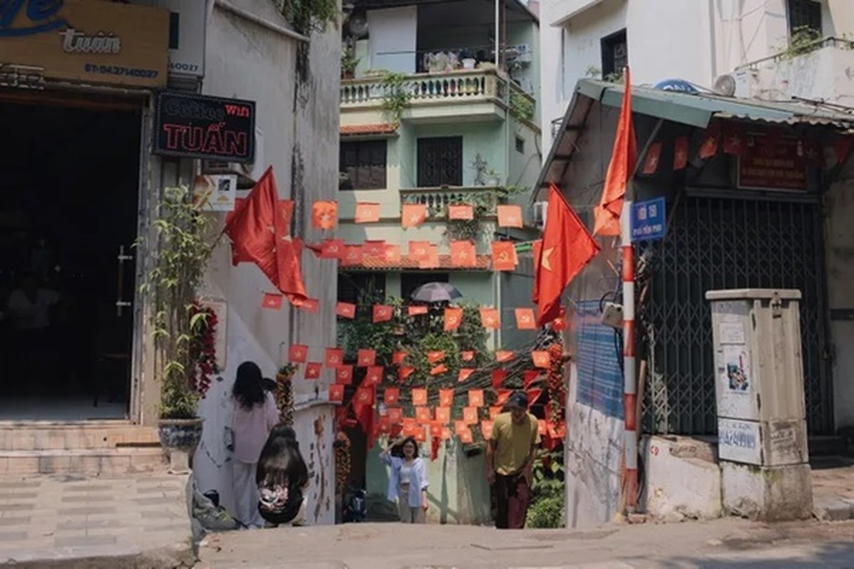 Di 30 km de check-in con ngo co do sao vang o Ha Noi