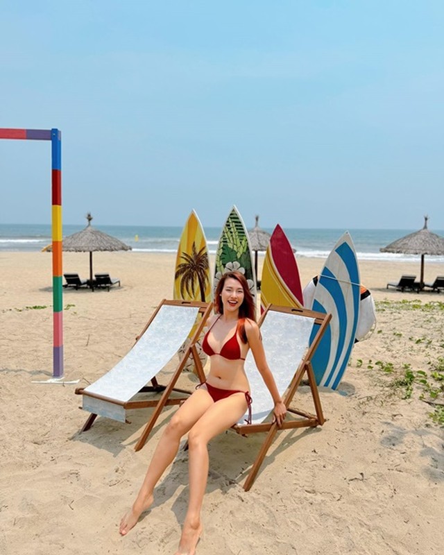 “Gai mot con” Hoang Oanh khoe dang nuot voi bikini tren bo bien-Hinh-4
