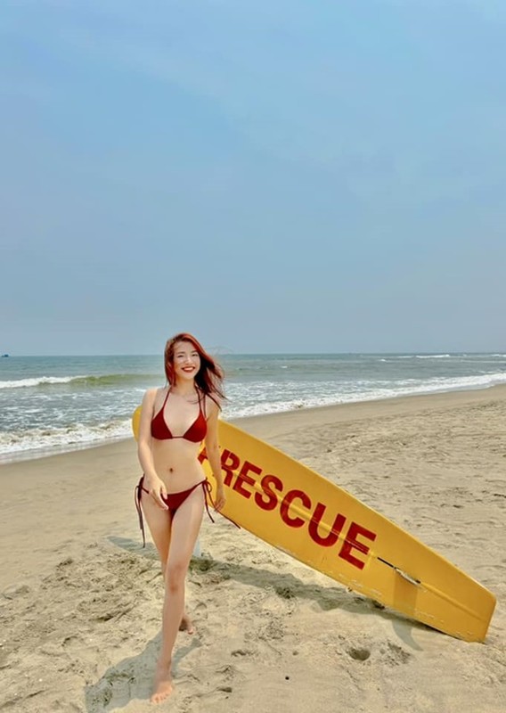 View - 	Gái một con Hoàng Oanh khoe dáng nuột với bikini trên bờ biển