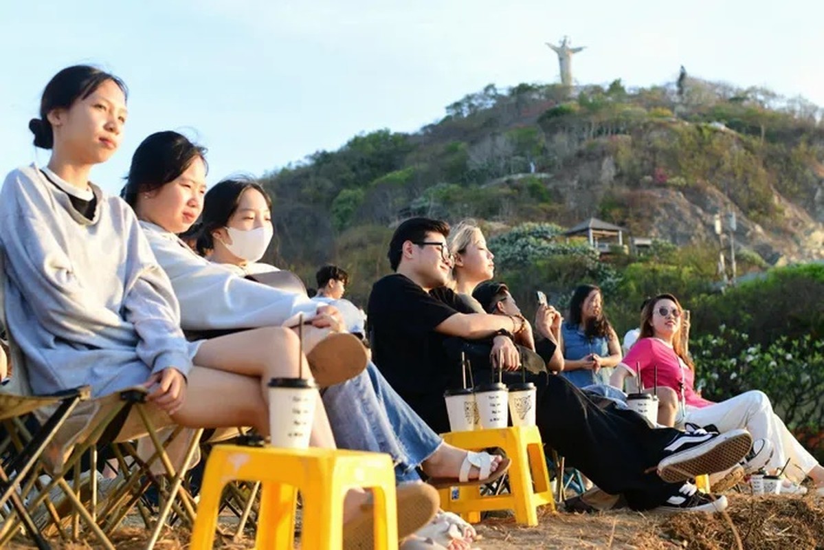 View - 	Hàng trăm người săn bình minh ở Vũng Tàu 