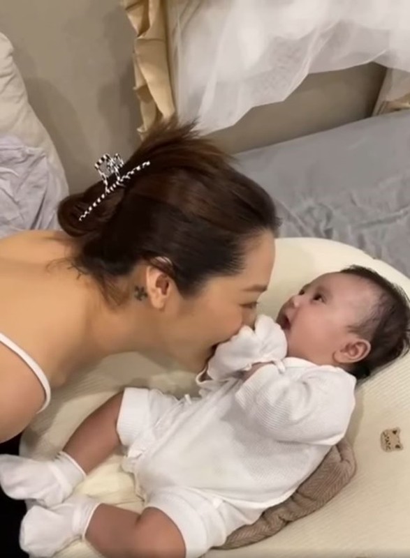 Bao Anh shows a clip of playing with a 1 month old child-Picture-2
