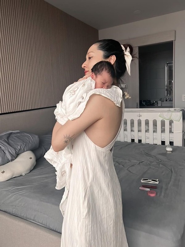Bao Anh shows off a clip of playing with a 1-month-old child-Picture-3