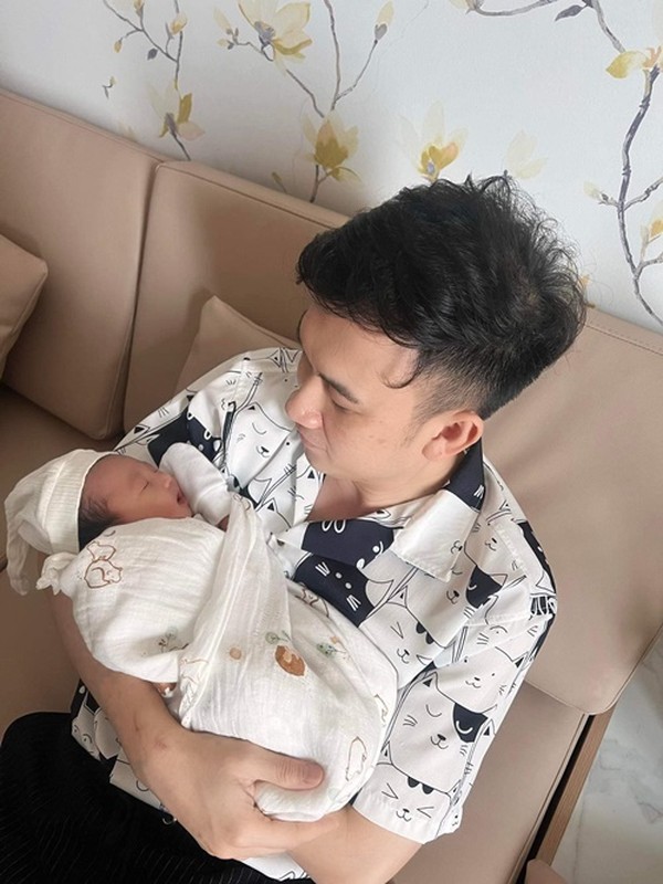 Bao Anh shows a clip of playing with a 1-month-old child-Picture-4