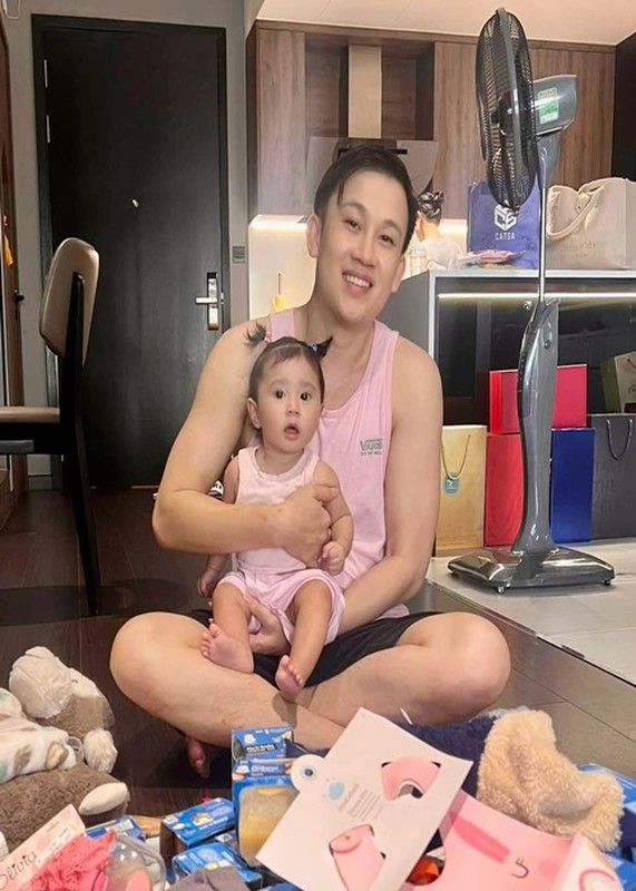 Bao Anh shows a clip of playing with a 1-month-old child-Picture-5
