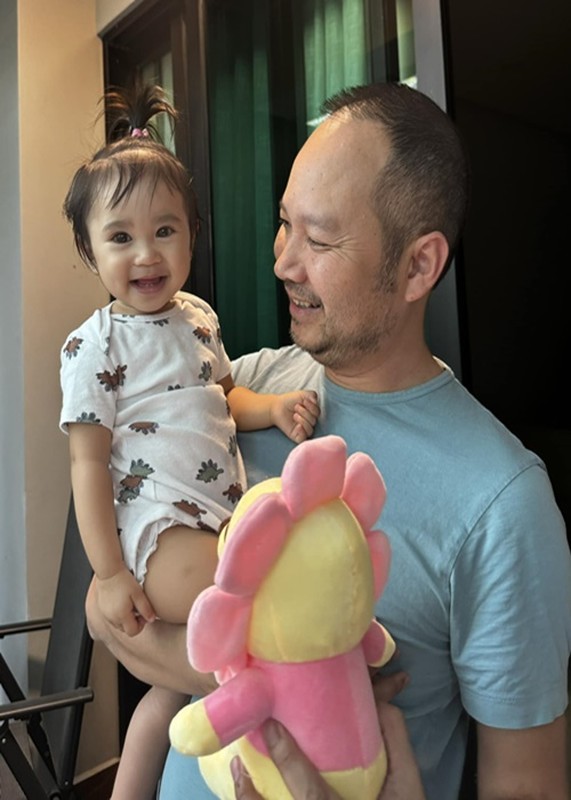 Bao Anh shows a clip of playing with a 1-month-old child-Picture-7