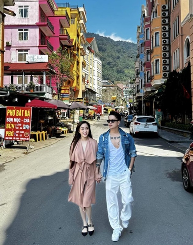 View - 	Vợ ca sĩ TiTi nhóm HKT khoe mang bầu sau đám cưới