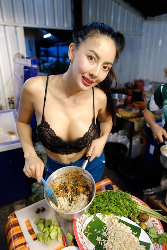 Hot girl mac ho bao nau nuong o quan an nuom nuop khach-Hinh-8