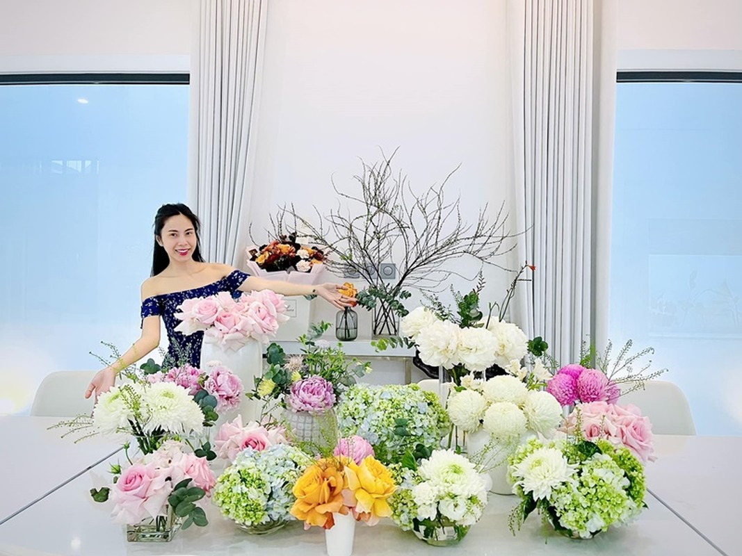 Thuy Tien khoe biet thu trang ngap tran hoa no-Hinh-7