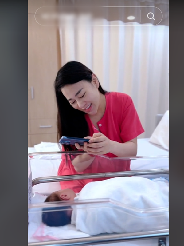 Phuong Oanh bat khoc khi tro ve nha sau sinh-Hinh-6