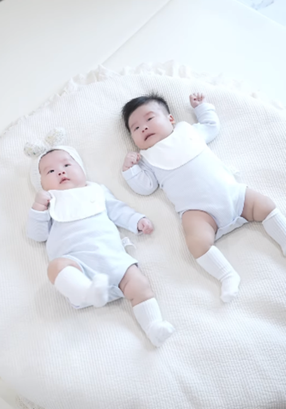 Sam and his wife are half-Korean twins-Hinh-8