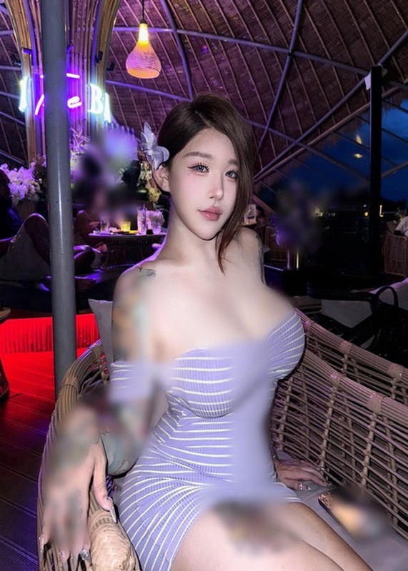 View - 	Hot girl xăm kín người mặc hở khoe vòng một khủng trong phòng tập