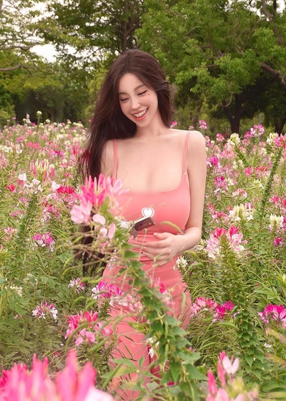View - 	Hot girl Đài Loan chuộng váy áo gợi cảm đẹp như búp bê sứ