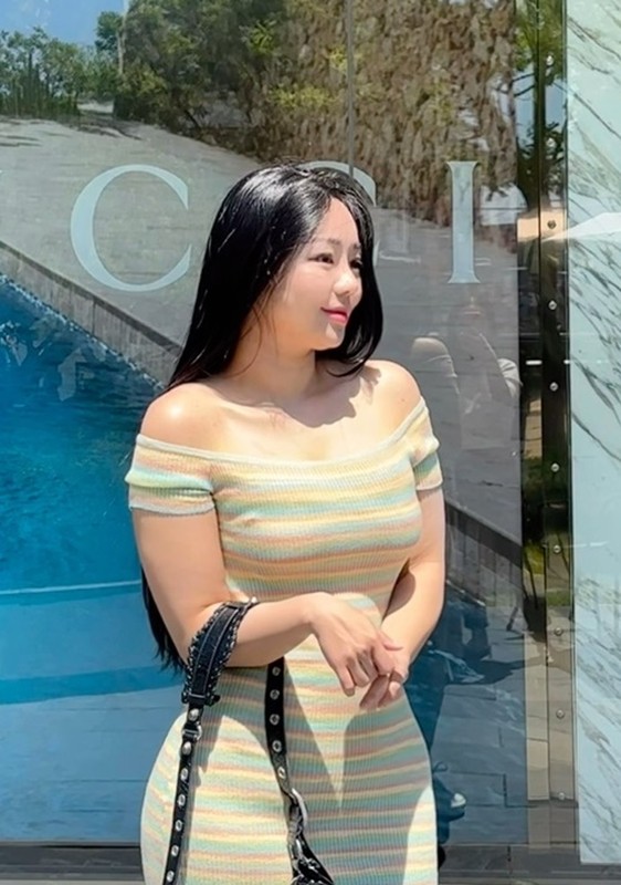 View - 	Hot girl Hàn Quốc mặc gợi cảm khoe vòng ngực trên một mét