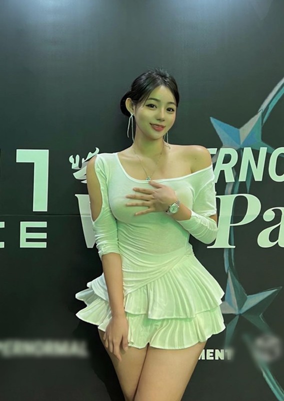 View - 	Hot girl Hàn Quốc mặc gợi cảm khoe vòng ngực trên một mét