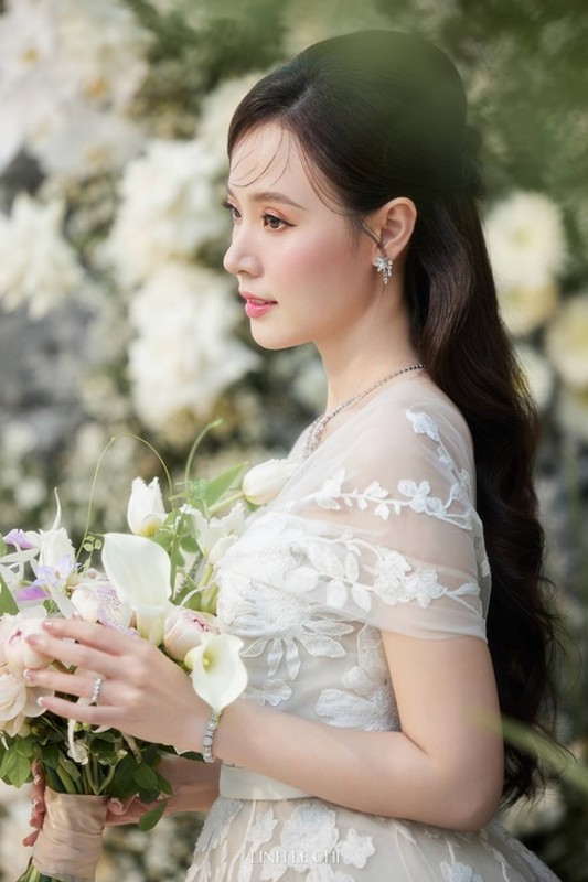 View - 	Midu đeo trang sức kim cương trong đám cưới hoành tráng