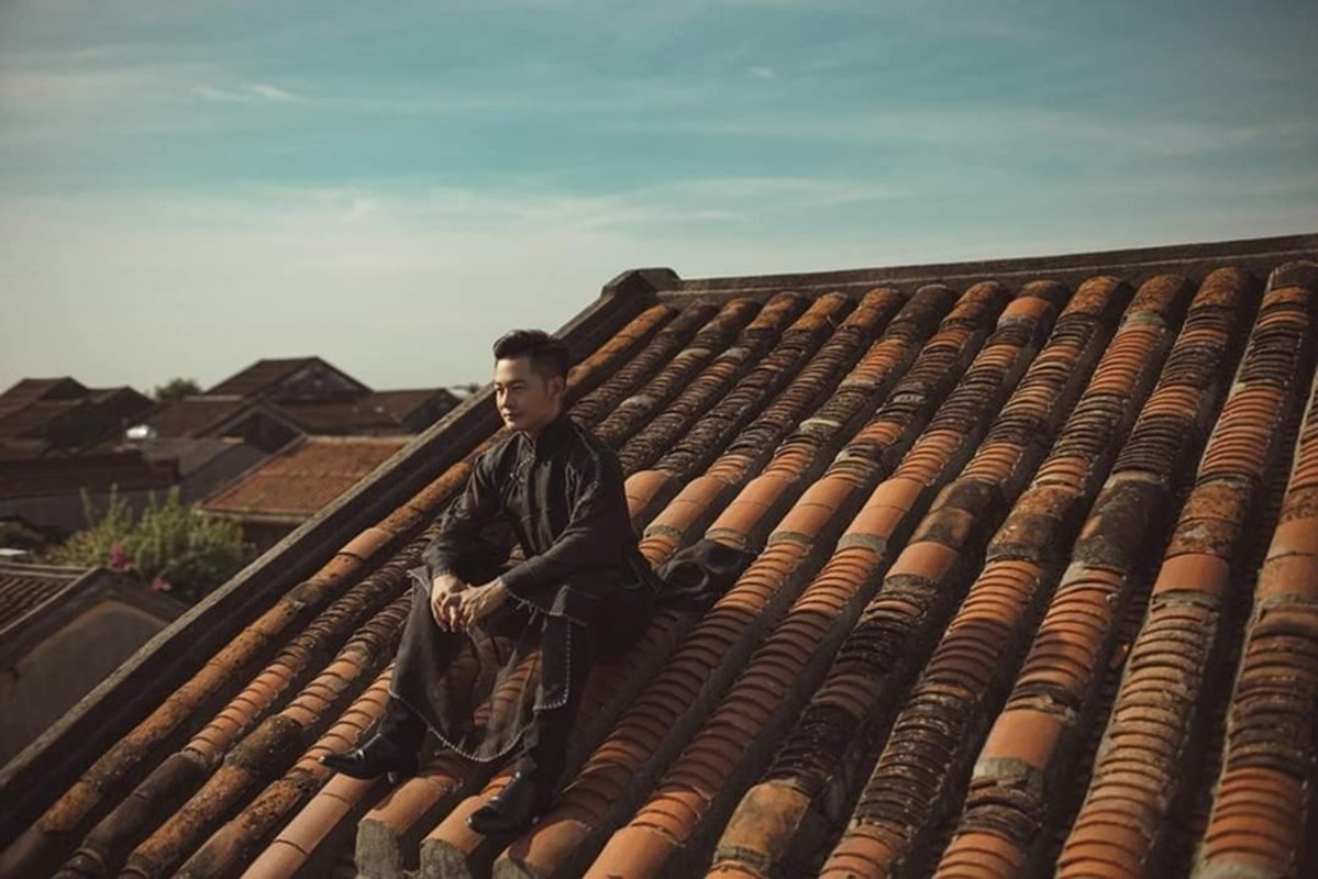 Duc Tuan standing on the roof of a house in Hoi An and a series of photos-Picture-3