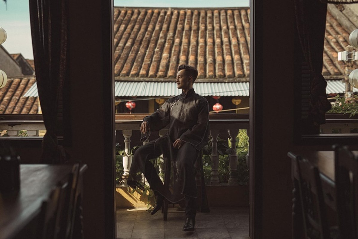 Duc Tuan standing on the roof of a house in Hoi An and a series of photos - Photo 4