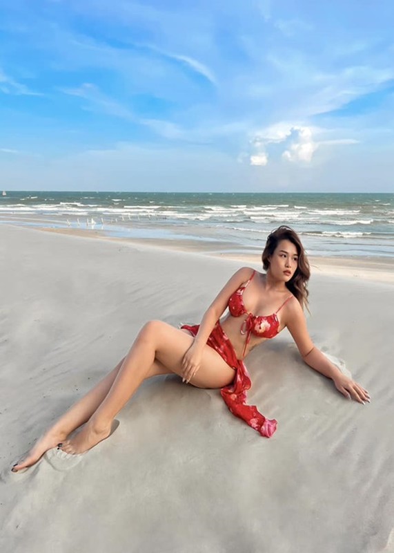 Con gai Hoang Map “sieu vong ba”, cham dang anh dien bikini-Hinh-3