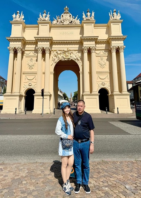 Mai Thu Huyen loves her husband while traveling in Europe-Picture-2