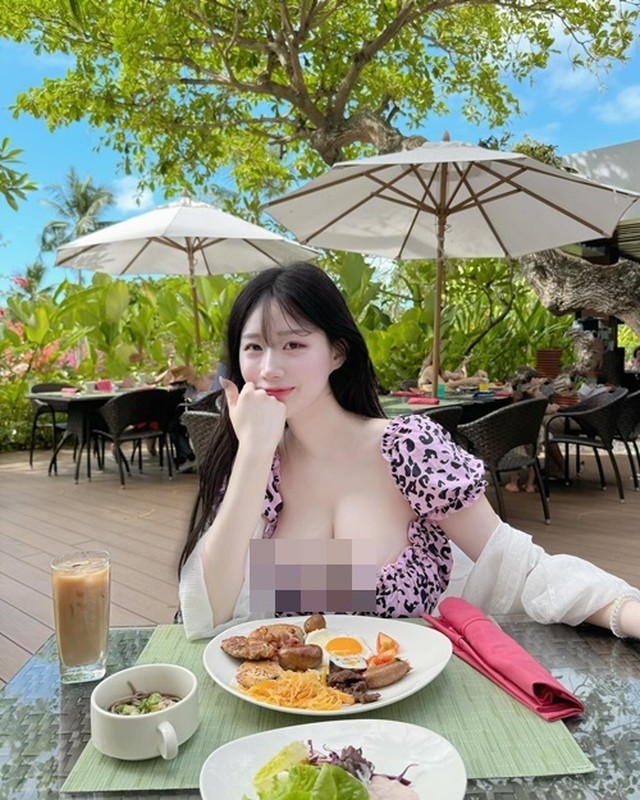 View - 	Hot girl siêu vòng một mặc đồ mỏng trễ nải ở quán cà phê