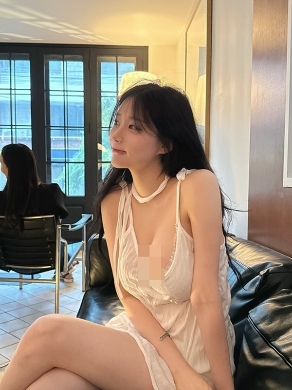 View - 	Hot girl siêu vòng một mặc đồ mỏng trễ nải ở quán cà phê