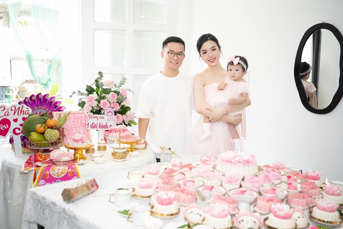 The bride of the Vietnamese beauty queen wears 