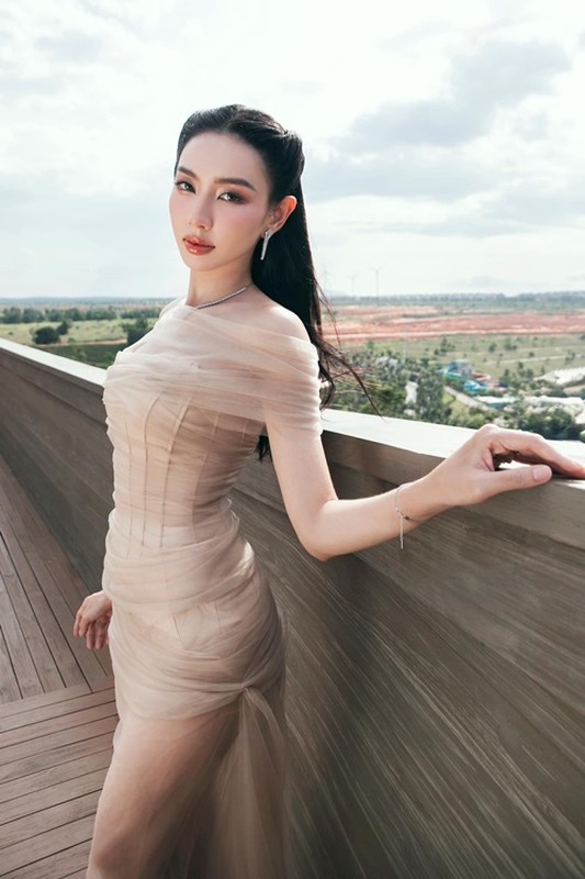 Cuoc song cua Thuy Tien sau khi het nhiem ky hoa hau-Hinh-9